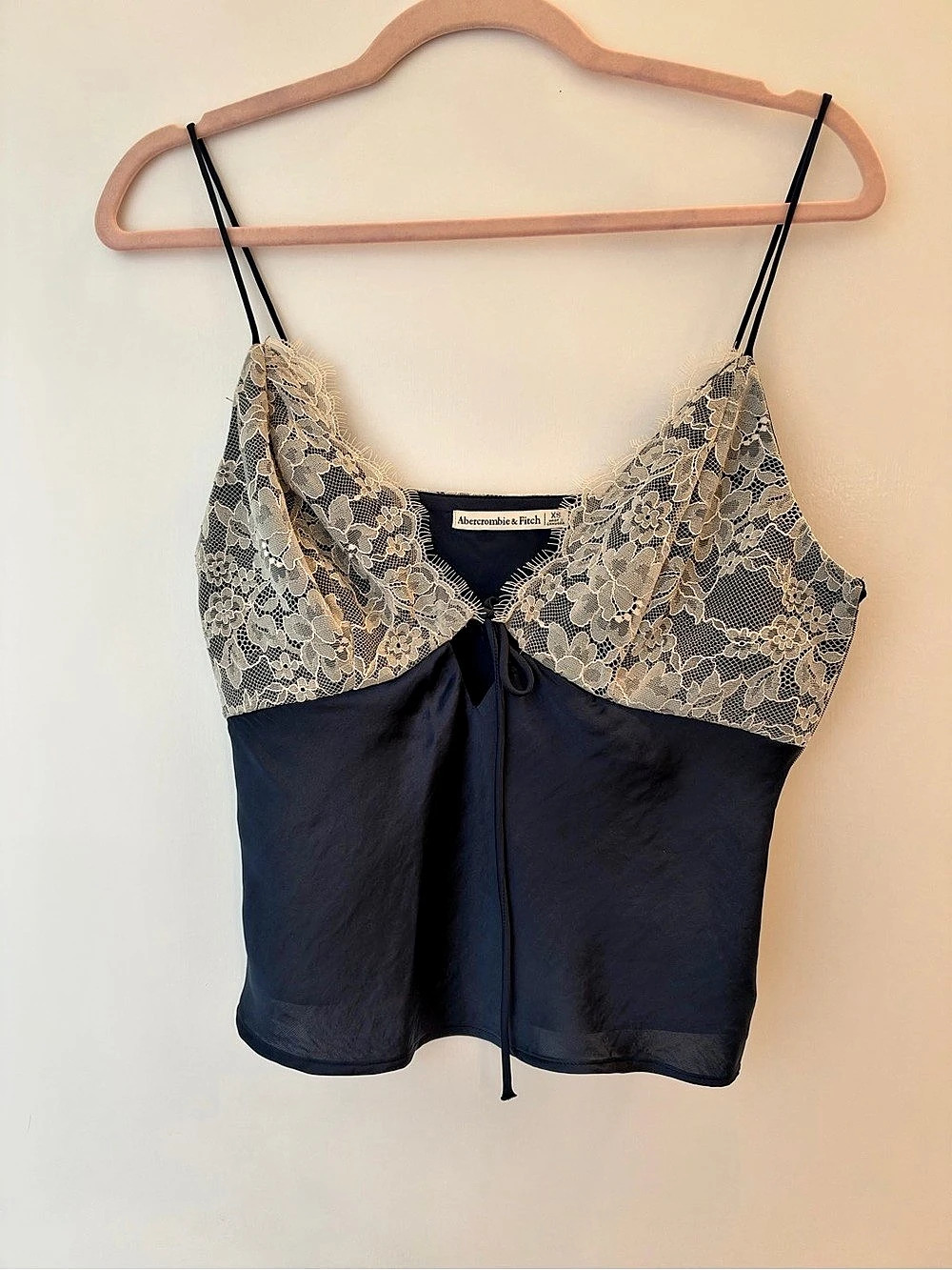 Abercrombie & Fitch The A&F Bella Tie-Front Cami Floral Lace cream and navy XS